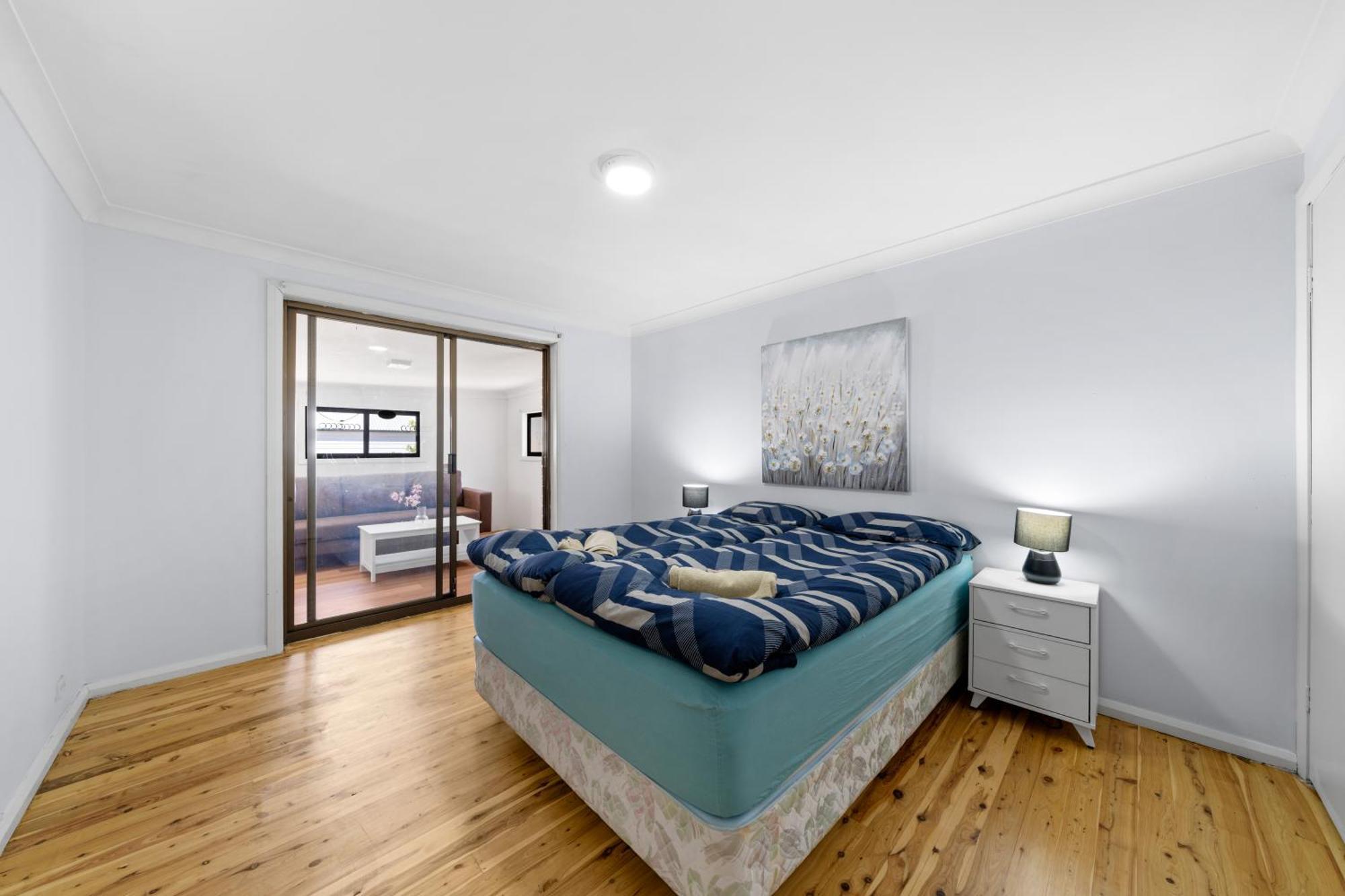 Holiday home 4 Bedroom Cozy House 20mins 15mins Airport Sydney